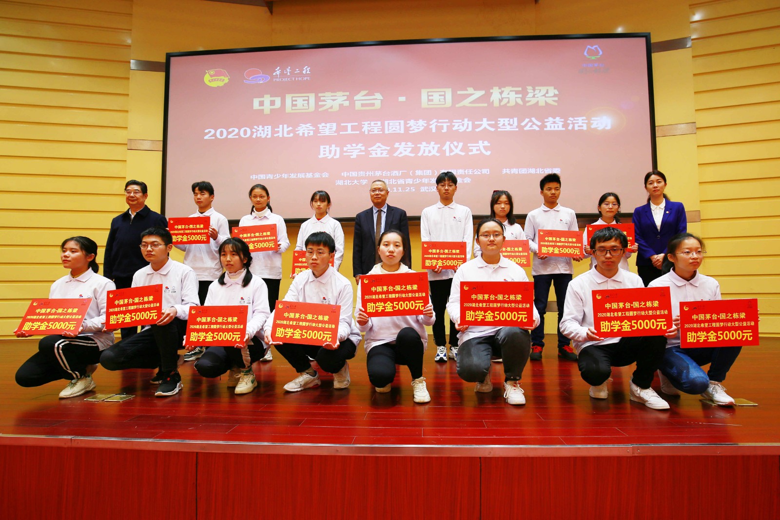 1606890767974841.jpg 领奖照片.jpg